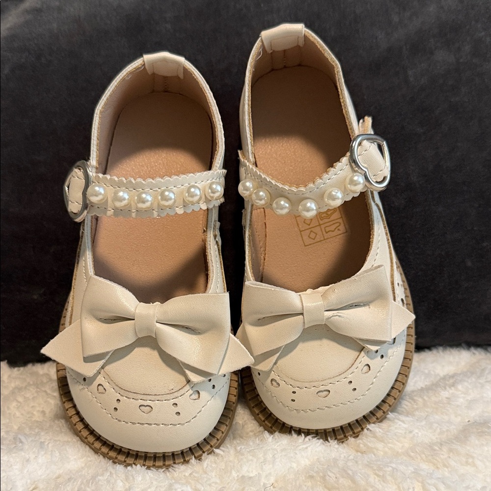 Elegant Cream Kids Shoes with Bow and Pearl Detail